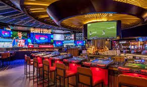 lucky good apk casino mobile app ကို Myanmar player smartphone ဖြင့် live baccarat ကစားနေသည့် မြင်ကွင်း